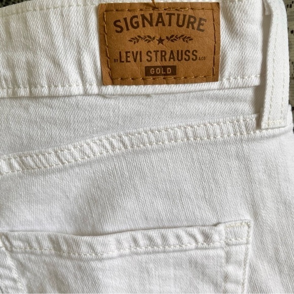 Levis Signature Gold Mid Rise Skinny White Bermuda Shorts Women’s 16 W33 Cuffed - Picture 5 of 9
